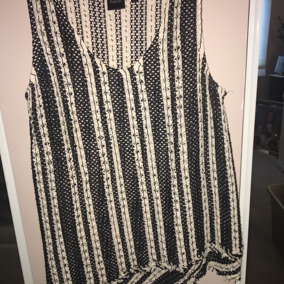 Crochet black and white asymmetric vest - Picture 3 of 4